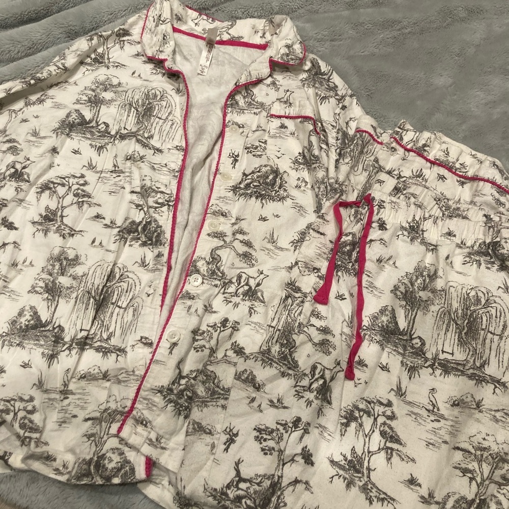 Gilligan & O’Malley woodland print pajama set